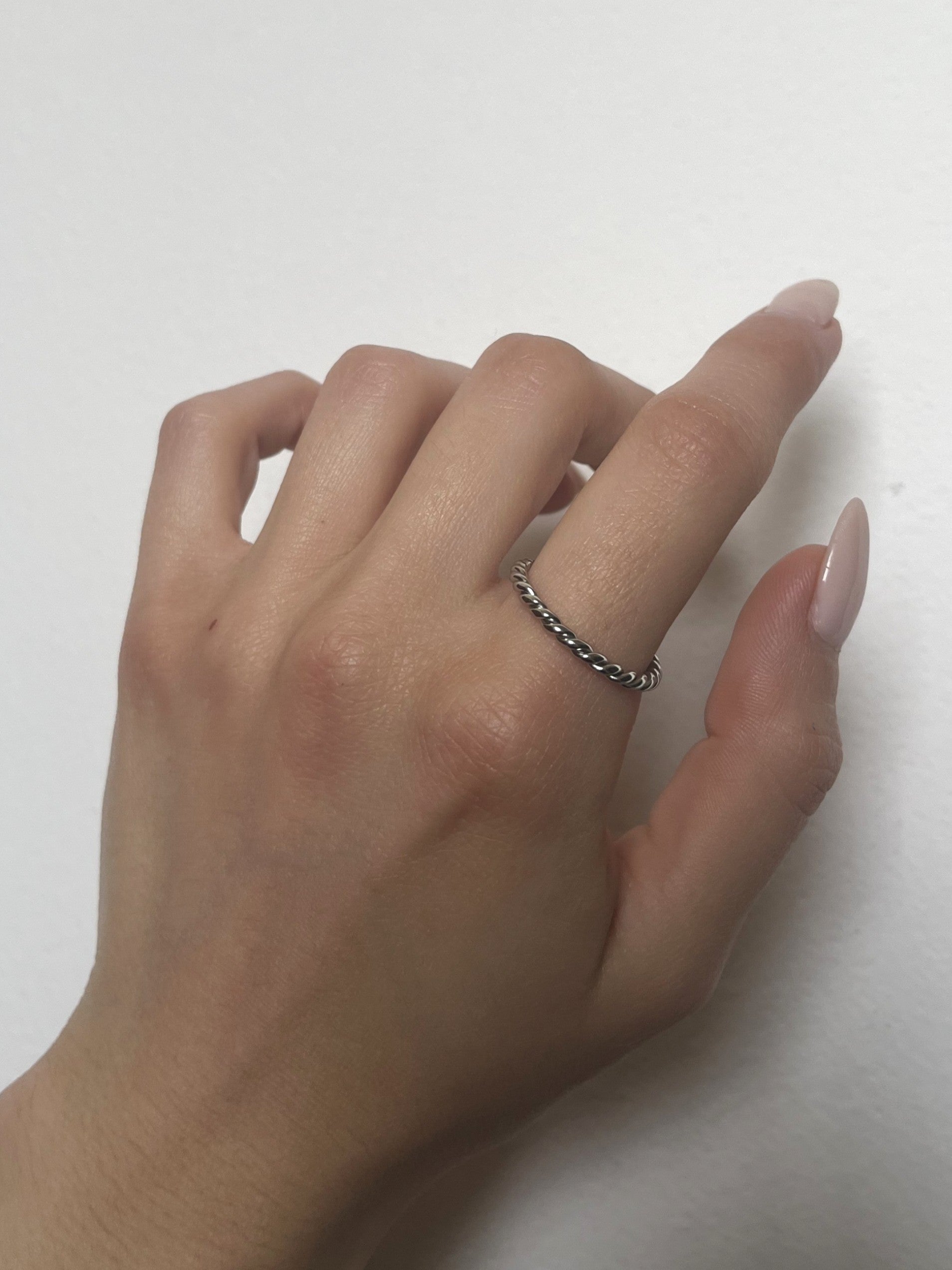 Anello fine intrecciato 🪢